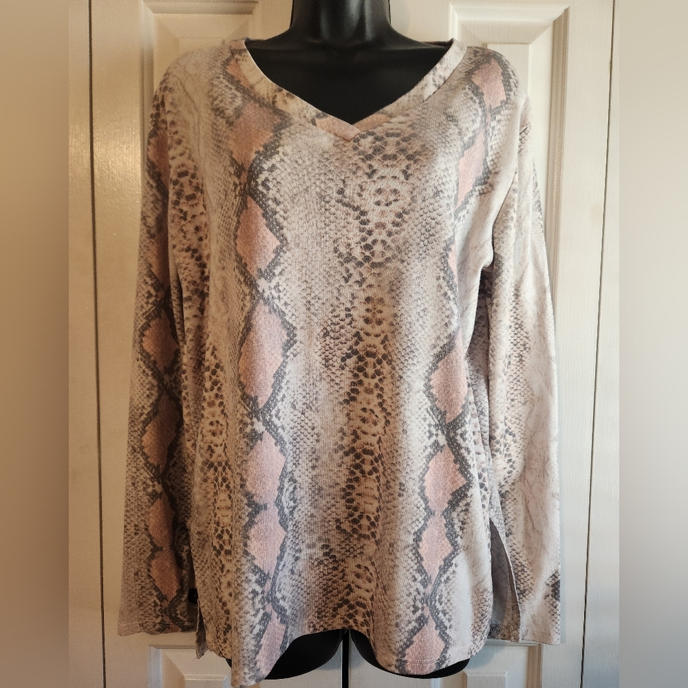 Snakeskin Print Vneck Shirt - Brand: LIA - Size: